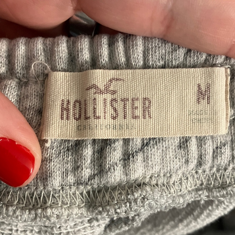🎉4 for $20 Hollister Fleece Mini Shorts, Medium - Picture 3 of 4